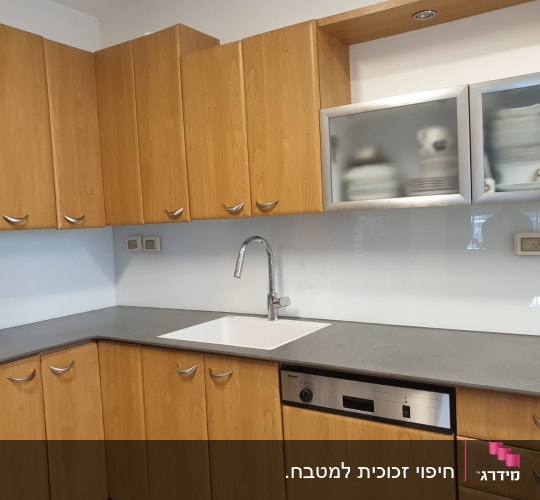 ארון זכוכית מטושטש עם כלים מאחוריו